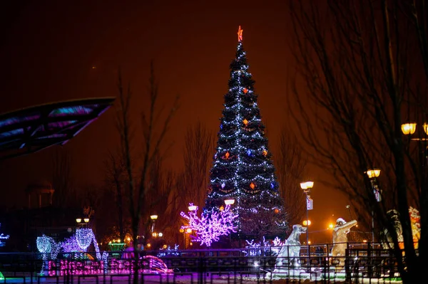 Ένα Τεράστιο Χριστουγεννιάτικο Δέντρο Στην Πλατεία Της Πόλης Φωτισμό Και Φωτογραφία Αρχείου