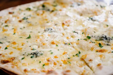 Yeşil sebzeli ve otlu ekmek. Geleneksel Kafkaslar ve Türk ekmeği. Peynirli ve otlu Asya yassı ekmekleri. Khychiny - Peynir ve otlarla dolu geleneksel beyaz ekmek..