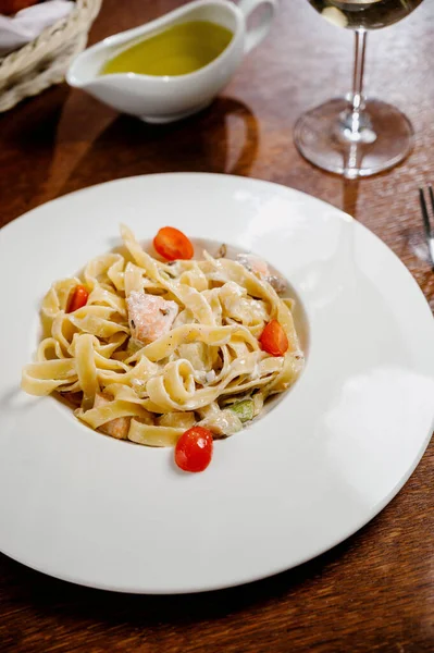 Bord Met Heerlijke Chicken Alfredo Tafel Pasta Fettuccine Alfredo Met — Stockfoto