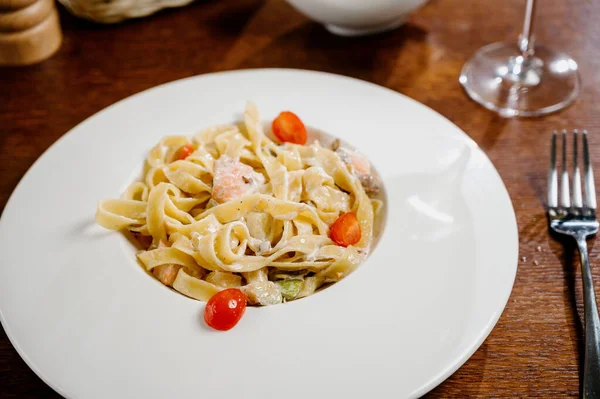 Bord Met Heerlijke Chicken Alfredo Tafel Pasta Fettuccine Alfredo Met — Stockfoto