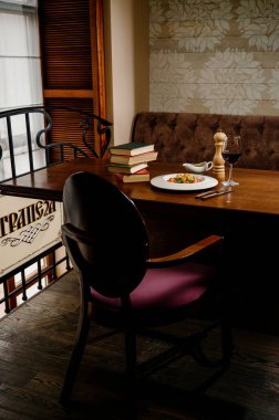 Kavurmalı Sezar salatası, bıldırcın yumurtası, kiraz domatesleri ve ahşap masada ızgara tavuk. Tavuk, fındık, yumurta ve sebzeli lezzetli salata..