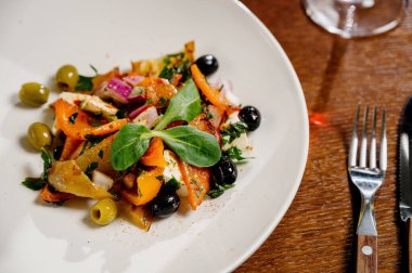 Salata fırınlanmış patlıcan ve taze domates. En iyi manzara. Sebze salatası, sağlıklı yiyecekler.