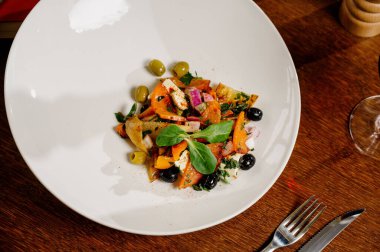 Salata fırınlanmış patlıcan ve taze domates. En iyi manzara. Sebze salatası, sağlıklı yiyecekler.