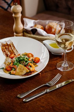 Karides, domates ve ahşap arka planda karışık sebzeli taze salata tabağı. Sağlıklı yemek. Sağlıklı salata tabağı. Taze deniz ürünleri tarifi. Izgara karides ve taze sebze salatası.