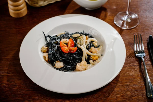 Zwarte Spaghetti Pittige Zwarte Zeevruchten Pasta Met Inktvis Met Basilicum — Stockfoto