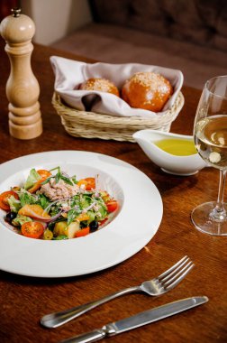 Kavurmalı Sezar salatası, bıldırcın yumurtası, kiraz domatesleri ve ahşap masada ızgara tavuk. Tavuk, fındık, yumurta ve sebzeli lezzetli salata..