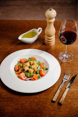 Kavurmalı Sezar salatası, bıldırcın yumurtası, kiraz domatesleri ve ahşap masada ızgara tavuk. Tavuk, fındık, yumurta ve sebzeli lezzetli salata..