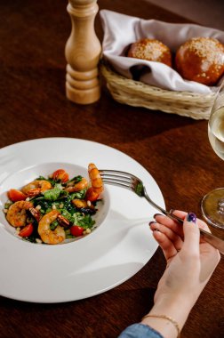 Karides, domates ve ahşap arka planda karışık sebzeli taze salata tabağı. Sağlıklı yemek. Sağlıklı salata tabağı. Taze deniz ürünleri tarifi. Izgara karides ve taze sebze salatası.