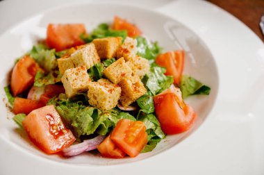 Kavurmalı Sezar salatası, bıldırcın yumurtası, kiraz domatesleri ve ahşap masada ızgara tavuk. Tavuk, fındık, yumurta ve sebzeli lezzetli salata..