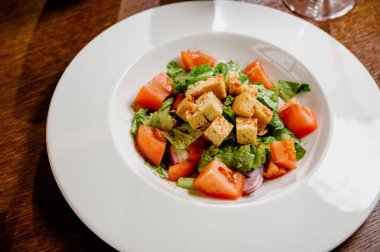 Kavurmalı Sezar salatası, bıldırcın yumurtası, kiraz domatesleri ve ahşap masada ızgara tavuk. Tavuk, fındık, yumurta ve sebzeli lezzetli salata..