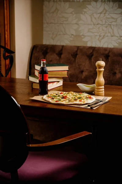 Pizza Con Pollo Mozzarella Aceitunas Albahaca Vista Superior Con Espacio — Foto de Stock