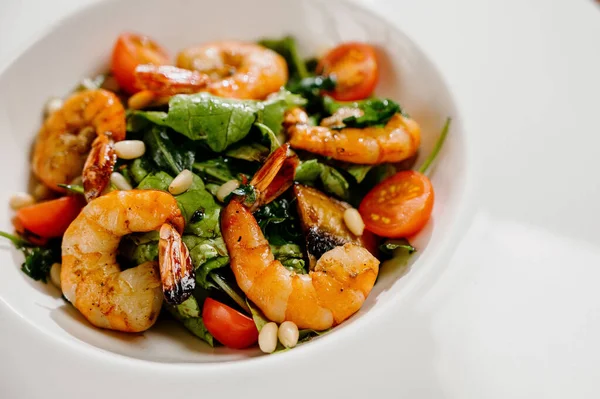 Placa Ensalada Fresca Con Camarones Tomate Verduras Mixtas Sobre Fondo Imágenes De Stock Sin Royalties Gratis