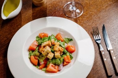 Kavurmalı Sezar salatası, bıldırcın yumurtası, kiraz domatesleri ve ahşap masada ızgara tavuk. Tavuk, fındık, yumurta ve sebzeli lezzetli salata..