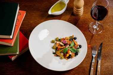 Salata fırınlanmış patlıcan ve taze domates. En iyi manzara. Sebze salatası, sağlıklı yiyecekler.