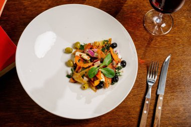 Salata fırınlanmış patlıcan ve taze domates. Üst görünüm