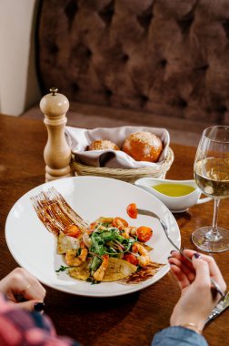 Karides, domates ve ahşap arka planda karışık sebzeli taze salata tabağı. Sağlıklı yiyecekler. Temiz yemek..