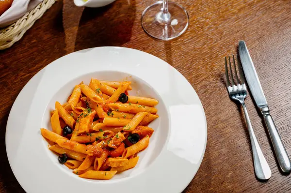 Spaghetti Pasta Met Tomaten Peterselie Houten Tafel Pasta Penne Met — Stockfoto