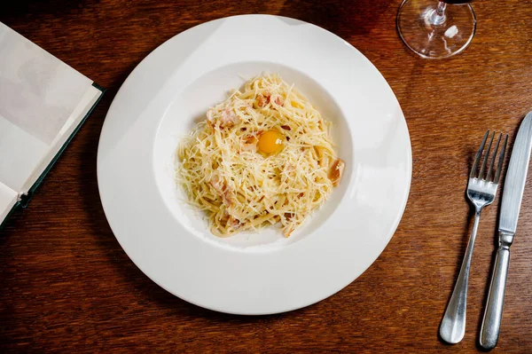 Спагетти Сыром Яйцом Белой Тарелке Деревянном Фоне — стоковое фото