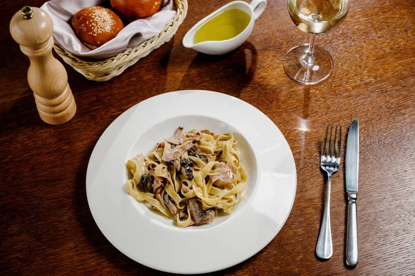 Pasta Espagueti Con Champiñones Salsa Cremosa Perejil Sobre Fondo Madera Fotos De Stock