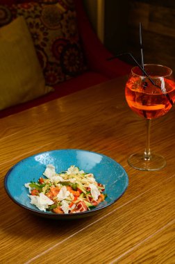 Sebzeli vejetaryen salata, domates, biber ve soğanlı ahşap masa. Taze olgun sebzeli sağlıklı salata.