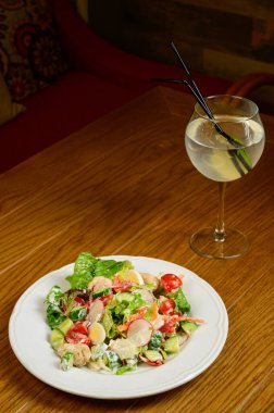 Sebzeli vejetaryen salata, domates, biber ve soğanlı ahşap masa. Taze olgun sebzeli sağlıklı salata.