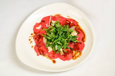 Beyaz masada domatesli, biberli ve soğanlı sebze vejetaryen salatası. Taze olgun yaz sebzeli sağlıklı salata.