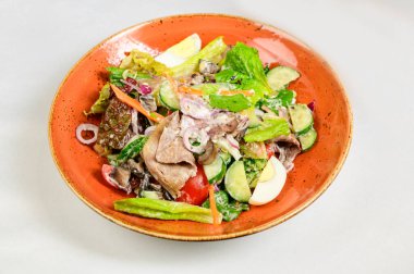 Beyaz masada domatesli, biberli ve soğanlı sebze vejetaryen salatası. Taze olgun yaz sebzeli sağlıklı salata.