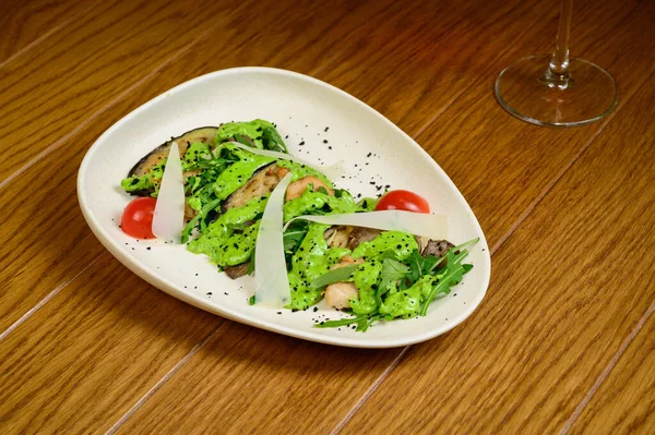 Plantaardige Salade Met Gebakken Aubergine Witte Plaat Houten Ondergrond — Stockfoto