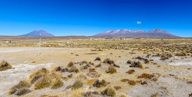 Çıplak dağlara bakan mütevazı bir köyü ve mavi gökyüzünün altında yanardağı olan ıssız ve ıssız bir yer.