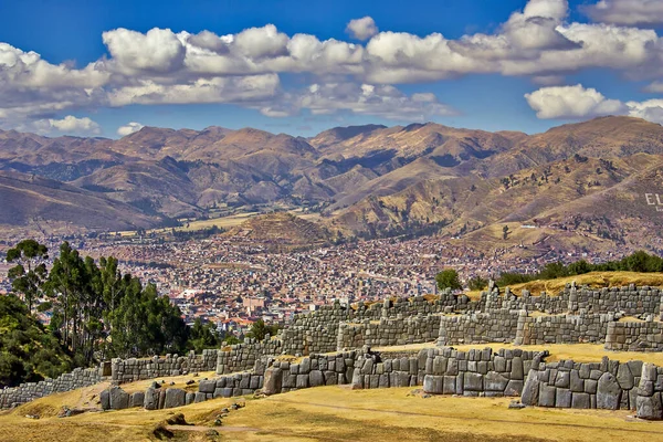 Pemandangan Udara Kota Cuzco Dengan Dinding Inca Dan Pohon Pohon — Stok Foto