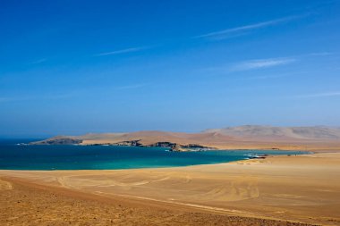 Sarı kumdan ve mavi gökyüzünden oluşan bir çölde deniz kıyısı keşfedilmemiş.