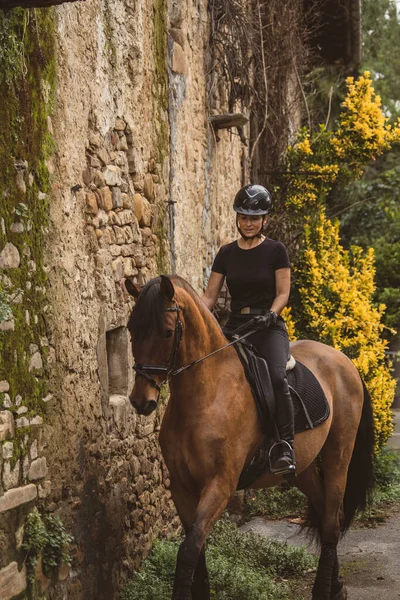 Jinete Femenino Vestido Negro Con Caballo Marrón Cabalgando Por Pueblo —  Fotos de Stock