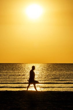 Aktif yaşlı yetişkinler, Kıbrıs 'ta huzurlu bir altın gün doğumu sırasında Akdeniz kıyısında sakin bir sabahın keyfini çıkarıyorlar..