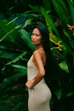 Profil açısı, orman yapraklarıyla çevrili doğal güzelliği ve zarafeti vurgular.