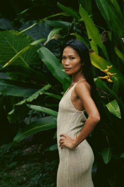 Güçlü duruş ve doğal çevre bağımsızlık, güç ve ada yaşam tarzını ifade eder