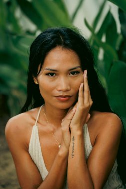 Çöl bitkilerinin çerçevelediği dingin güzellik, farkındalığı ve dengeyi temsil ediyor.