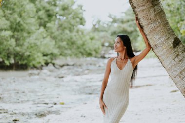 Barışçıl bir ifade ve yumuşak doğal ışık ile minimalist tropikal portre