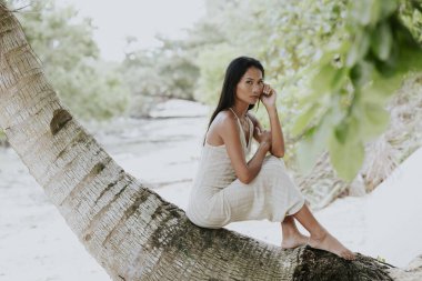 Bereketli bir plaj ortamında huzurlu bir an. Geri çekilme, yansıma ve refah gibi kavramlar için ideal.