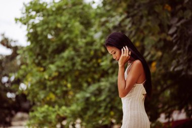 Doğayla çevrili kadınsı iç gözlem ve özgünlüğün portresi.