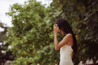 Yumuşak odaklı ve sıcak doğal renklerle yakalanmış duygusal ve dingin bir ton.