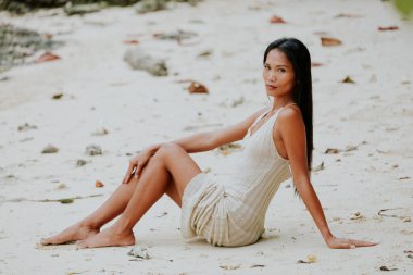 Zarif bir plaj portresi. Yumuşak bir ifade ve doğal stil. Tropikal bir ortamda kendine güven ve sakinlik uyandırıyor.