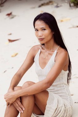 Sakin ve samimi bir portre farkındalığı ve kadınsı gücü çağrıştırıyor.