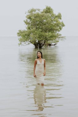 Minimalist çevre portresi dinginliği ve doğayla bağlantıyı simgeliyor.