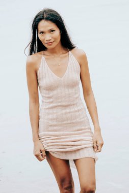 Güçlü ve merkezli portre, varlığı, kendini tanımayı ve ayakları yere basan kadınlığı çağrıştırıyor.