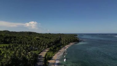 Küçük Hawaii olarak bilinen manzaralı kıyı bölgesinin insansız hava aracı görüntüleri. Kristal berrak sular, yemyeşil hindistan cevizi palmiyeleri ve el değmemiş bir kıyı şeridi.