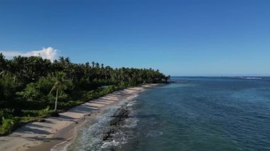 Küçük Hawaii olarak bilinen manzaralı kıyı bölgesinin insansız hava aracı görüntüleri. Kristal berrak sular, yemyeşil hindistan cevizi palmiyeleri ve el değmemiş bir kıyı şeridi.