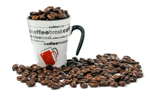 Šálek Kávy Plný Prémiových Kávových Zrn Izolované Bílém Pozadí Selektivní — Stock fotografie