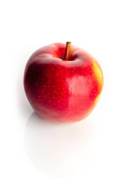 Sağlıklı biyo-elmalar, beyaz arka planda yansımalarla izole edilmiş. Kahvaltı için lezzetli meyve. Eko meyvelerinde vitamin var. Eko çiftliğinden gelen organik elmalar beyaz arka planda izole edilmiş. Kapat. Sağlıklı organik gıda konsepti.