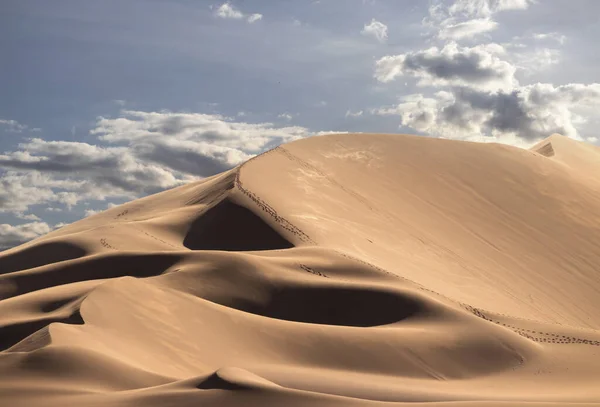 Gouden Zandduin Witte Wolken Een Zonnige Dag Namibische Woestijn Fantastische — Stockfoto