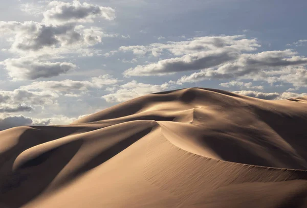 Gouden Zandduin Witte Wolken Een Zonnige Dag Namibische Woestijn Fantastische — Stockfoto